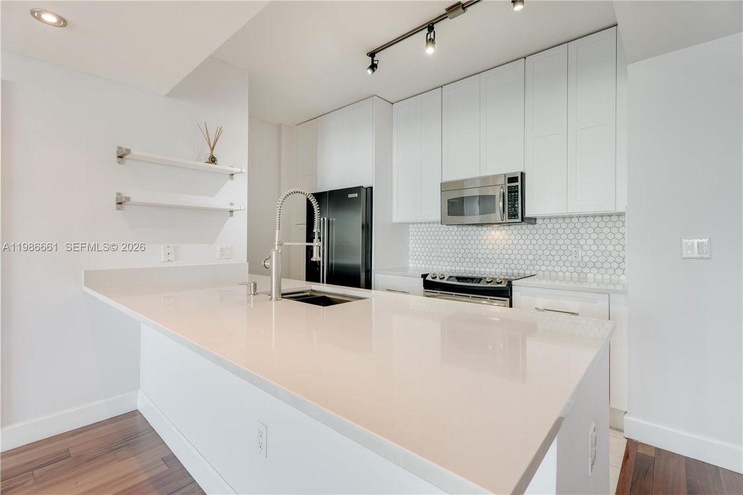 For Sale: $740,000 (2 beds, 2 baths, 1113 Square Feet)