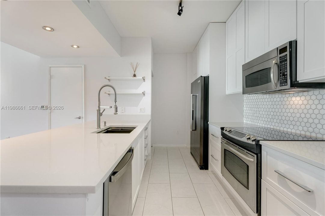 For Sale: $740,000 (2 beds, 2 baths, 1113 Square Feet)