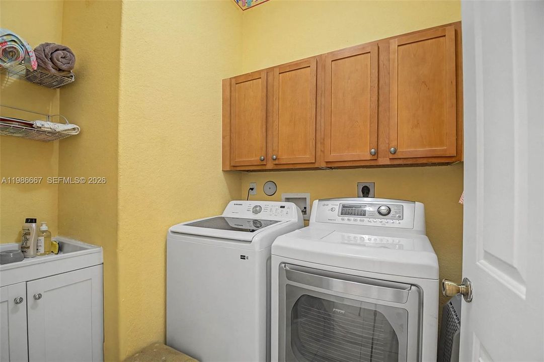 For Sale: $890,000 (5 beds, 3 baths, 3061 Square Feet)