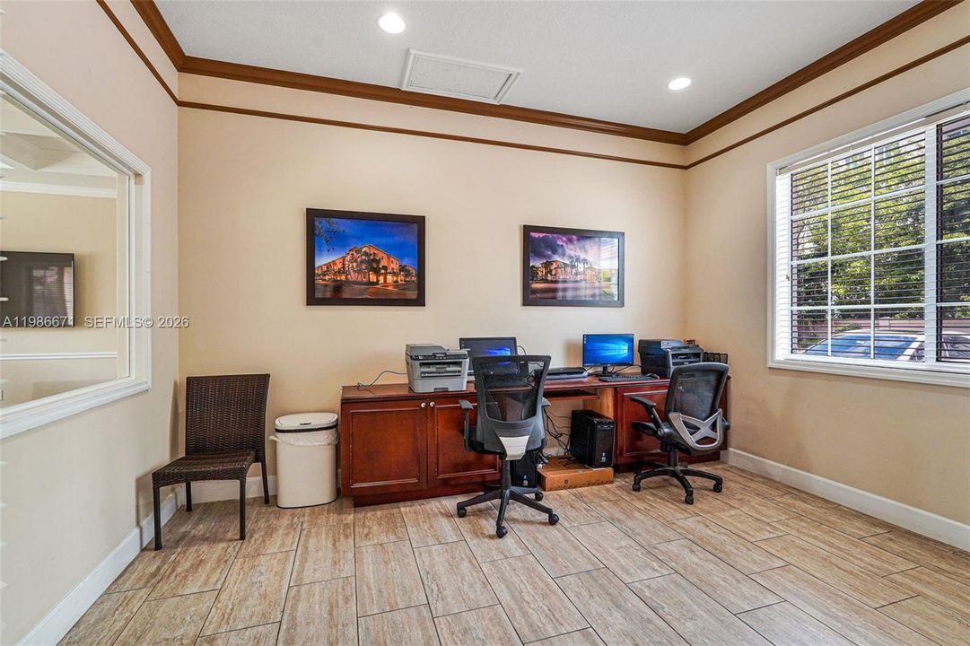 Active With Contract: $2,500 (1 beds, 1 baths, 878 Square Feet)