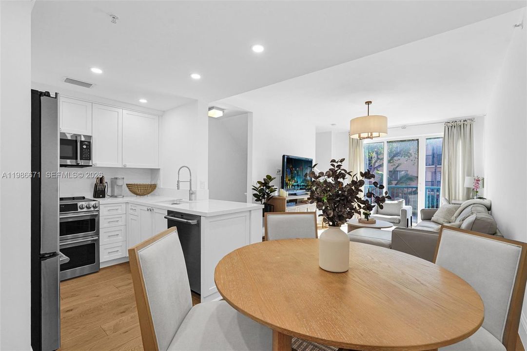 Active With Contract: $2,500 (1 beds, 1 baths, 878 Square Feet)