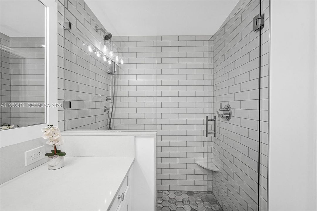 Active With Contract: $2,500 (1 beds, 1 baths, 878 Square Feet)