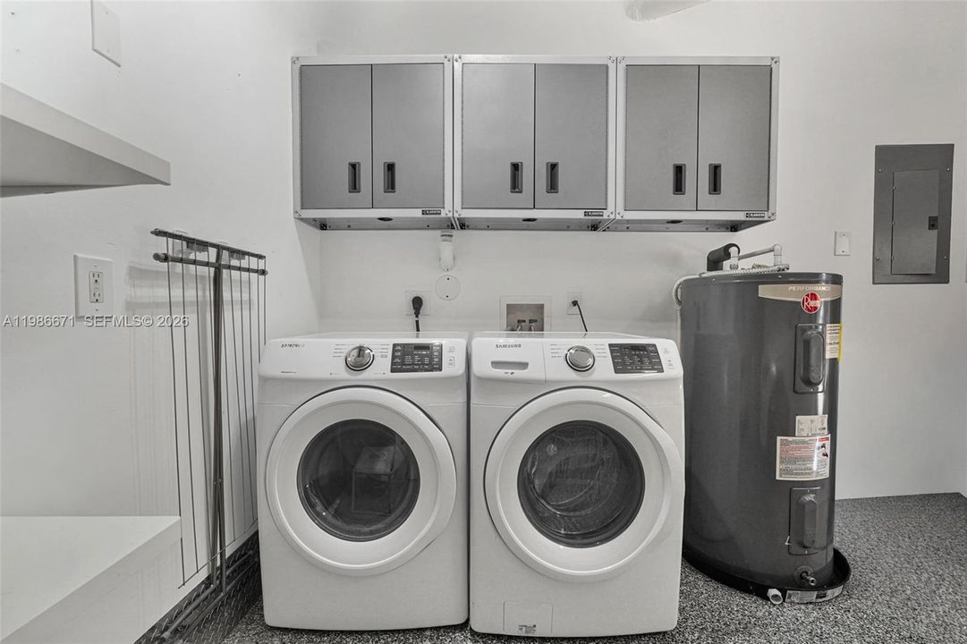 Active With Contract: $2,500 (1 beds, 1 baths, 878 Square Feet)