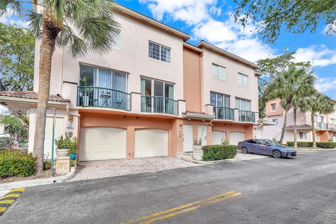 Active With Contract: $2,500 (1 beds, 1 baths, 878 Square Feet)