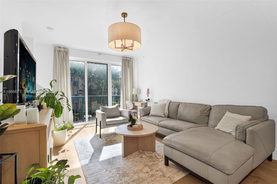 Active With Contract: $2,500 (1 beds, 1 baths, 878 Square Feet)