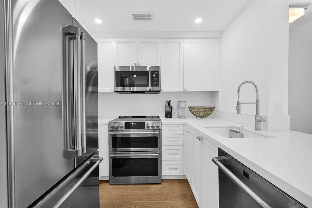 Active With Contract: $2,500 (1 beds, 1 baths, 878 Square Feet)