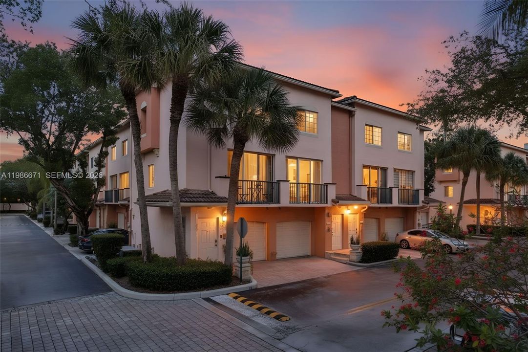 Active With Contract: $2,500 (1 beds, 1 baths, 878 Square Feet)