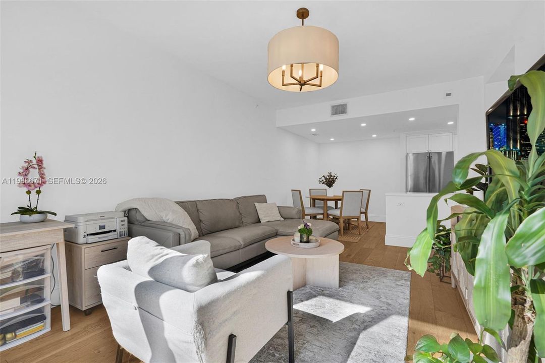 Active With Contract: $2,500 (1 beds, 1 baths, 878 Square Feet)