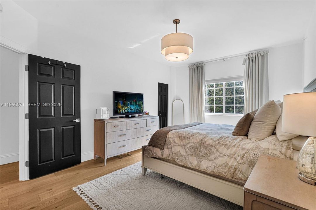 Active With Contract: $2,500 (1 beds, 1 baths, 878 Square Feet)