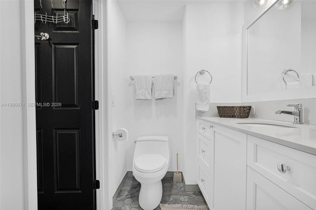 Active With Contract: $2,500 (1 beds, 1 baths, 878 Square Feet)