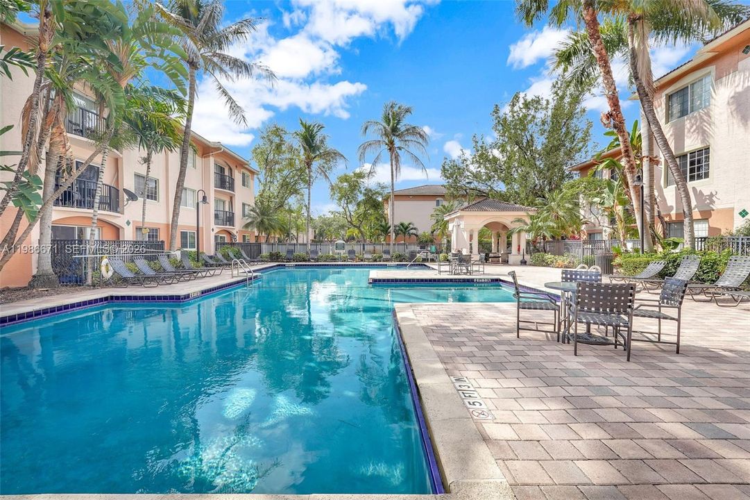 Active With Contract: $2,500 (1 beds, 1 baths, 878 Square Feet)