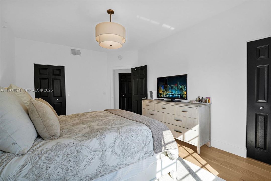 Active With Contract: $2,500 (1 beds, 1 baths, 878 Square Feet)