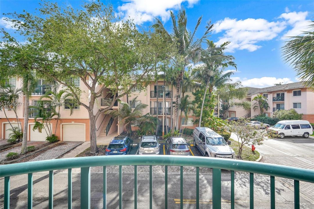 Active With Contract: $2,500 (1 beds, 1 baths, 878 Square Feet)