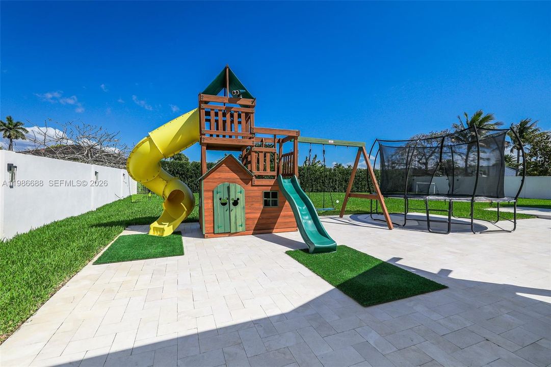For Sale: $3,490,000 (5 beds, 4 baths, 3567 Square Feet)