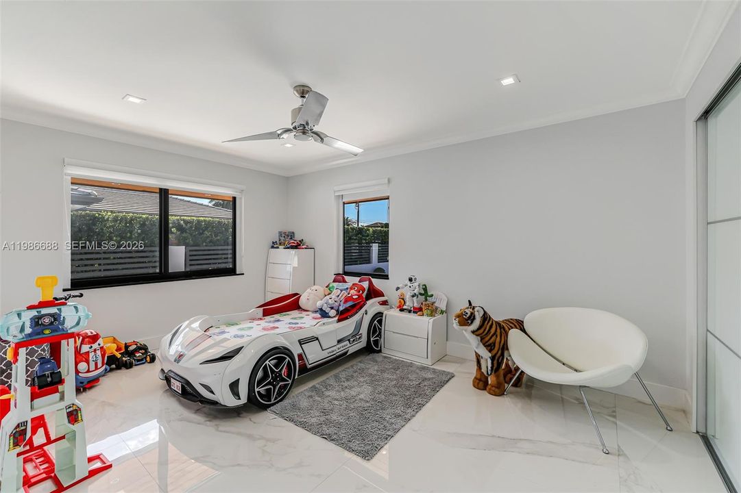 For Sale: $3,490,000 (5 beds, 4 baths, 3567 Square Feet)