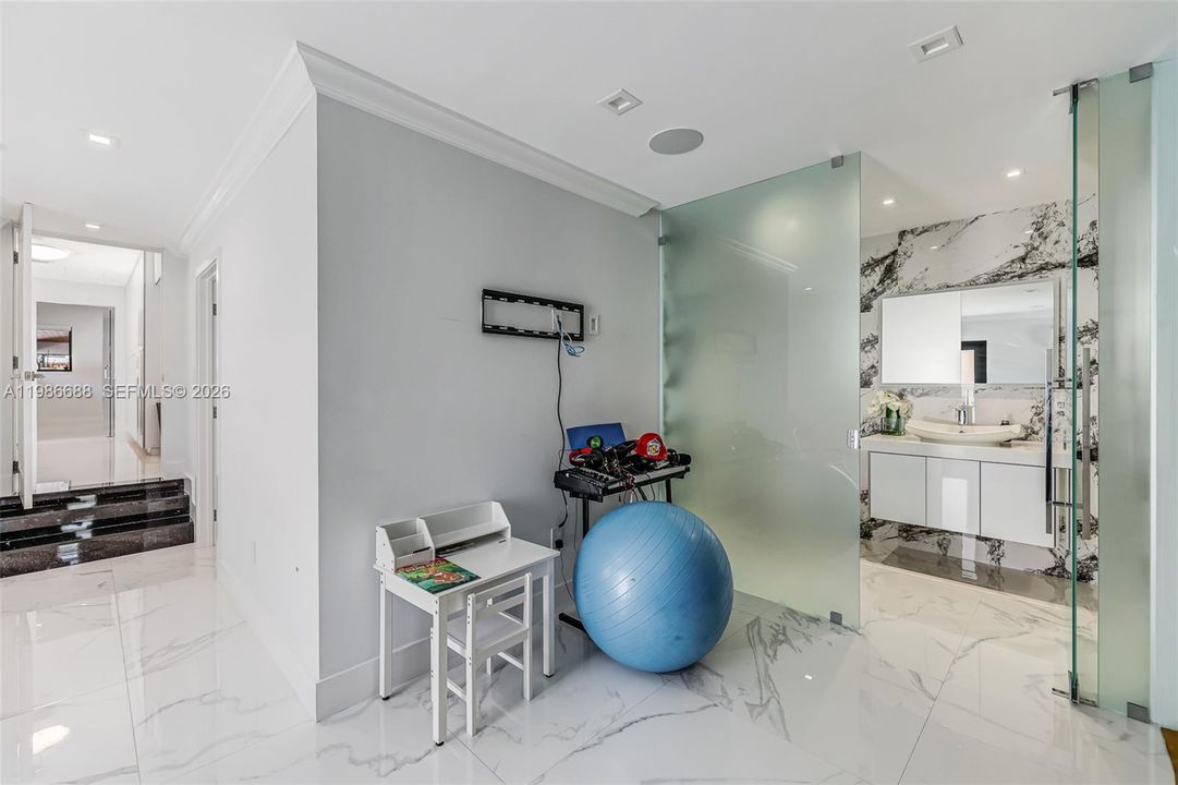 For Sale: $3,490,000 (5 beds, 4 baths, 3567 Square Feet)