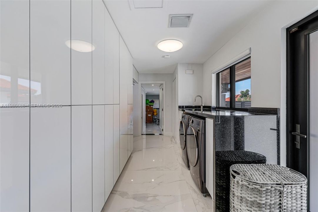 For Sale: $3,490,000 (5 beds, 4 baths, 3567 Square Feet)