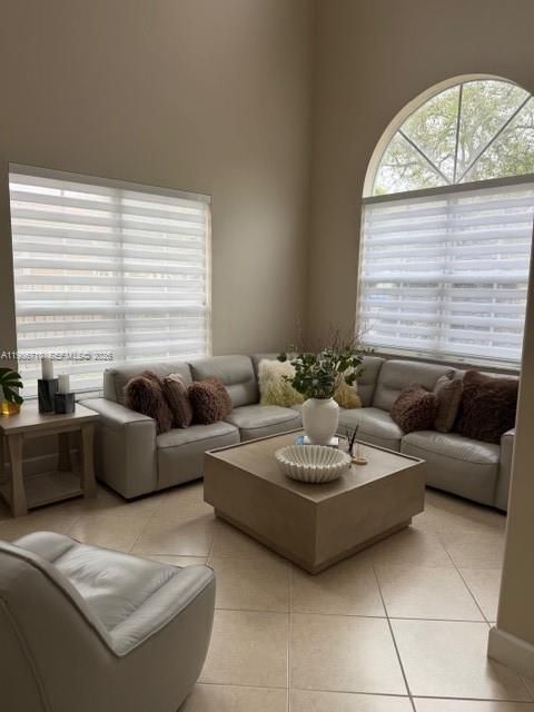 Recientemente alquilado: $5,999 (4 camas, 3 baños, 2984 Pies cuadrados)