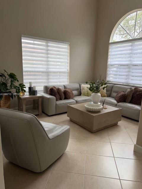 Recientemente alquilado: $5,999 (4 camas, 3 baños, 2984 Pies cuadrados)