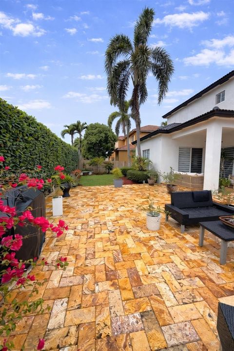 Recientemente alquilado: $5,999 (4 camas, 3 baños, 2984 Pies cuadrados)