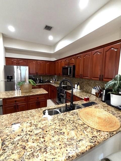 Recientemente alquilado: $5,999 (4 camas, 3 baños, 2984 Pies cuadrados)