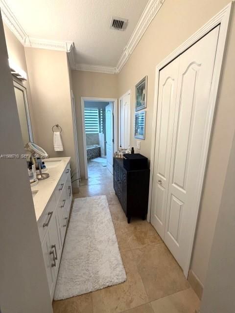 Recientemente alquilado: $5,999 (4 camas, 3 baños, 2984 Pies cuadrados)
