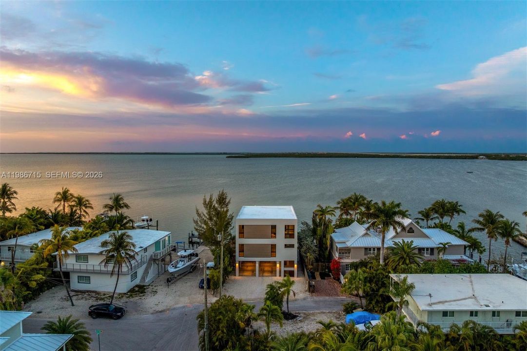 En Venta: $4,799,000 (4 camas, 3 baños, 3325 Pies cuadrados)