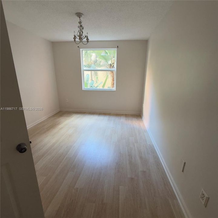For Sale: $328,000 (1 beds, 1 baths, 673 Square Feet)