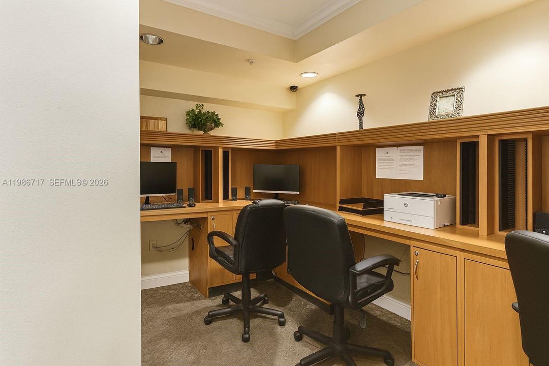 For Sale: $328,000 (1 beds, 1 baths, 673 Square Feet)