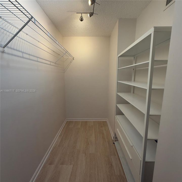 For Sale: $328,000 (1 beds, 1 baths, 673 Square Feet)