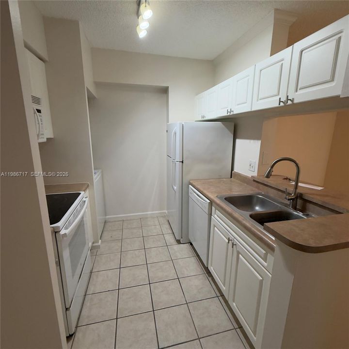 For Sale: $328,000 (1 beds, 1 baths, 673 Square Feet)