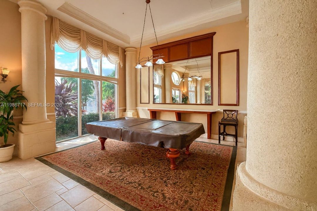 For Sale: $328,000 (1 beds, 1 baths, 673 Square Feet)