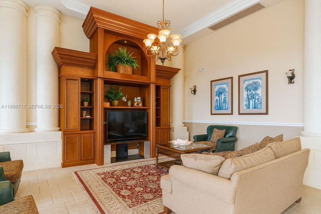 For Sale: $328,000 (1 beds, 1 baths, 673 Square Feet)