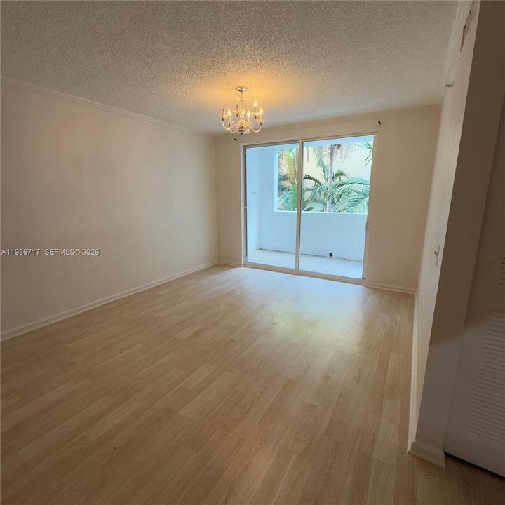 For Sale: $328,000 (1 beds, 1 baths, 673 Square Feet)