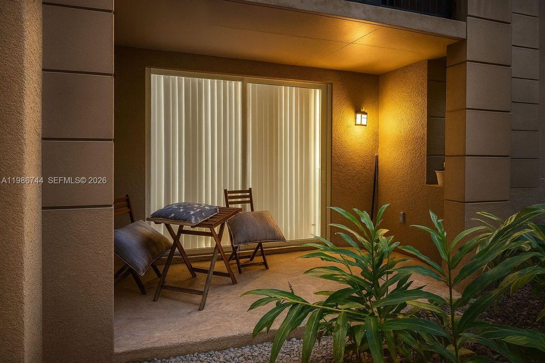 For Sale: $327,000 (1 beds, 1 baths, 673 Square Feet)