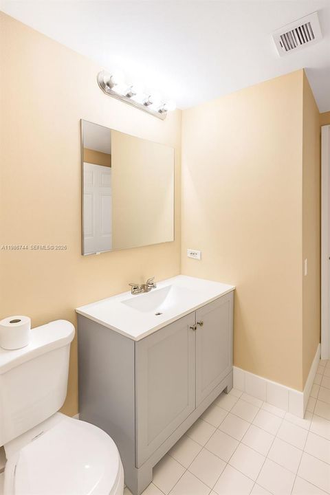 For Sale: $327,000 (1 beds, 1 baths, 673 Square Feet)