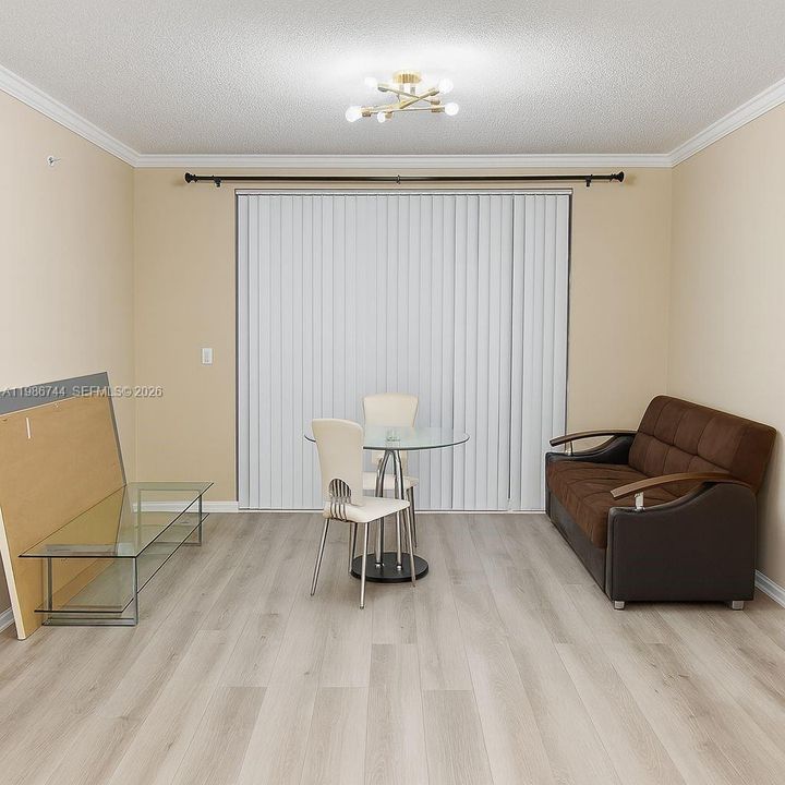 For Sale: $327,000 (1 beds, 1 baths, 673 Square Feet)