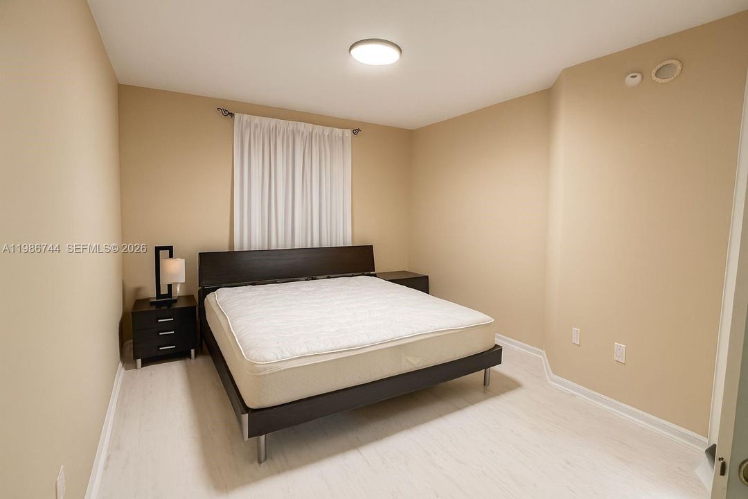 For Sale: $327,000 (1 beds, 1 baths, 673 Square Feet)
