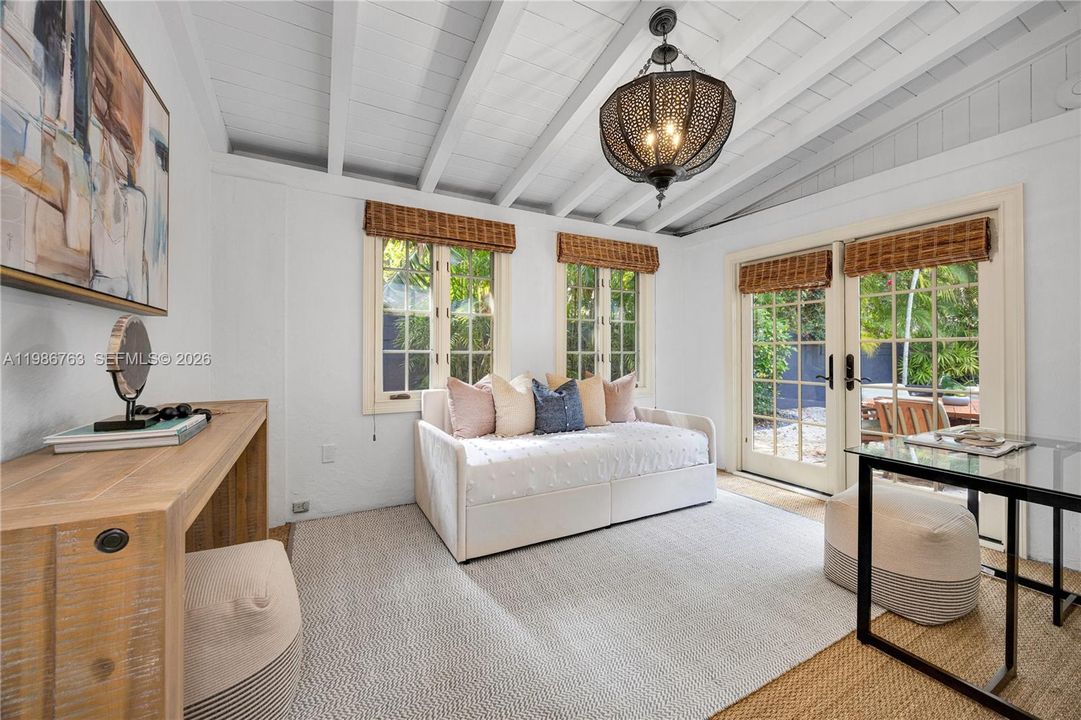 Recently Sold: $3,500,000 (4 beds, 3 baths, 2713 Square Feet)