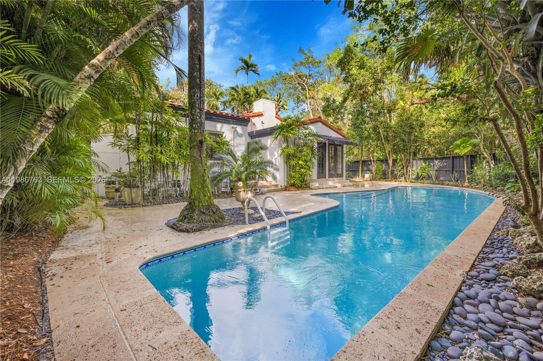 Recently Sold: $3,500,000 (4 beds, 3 baths, 2713 Square Feet)