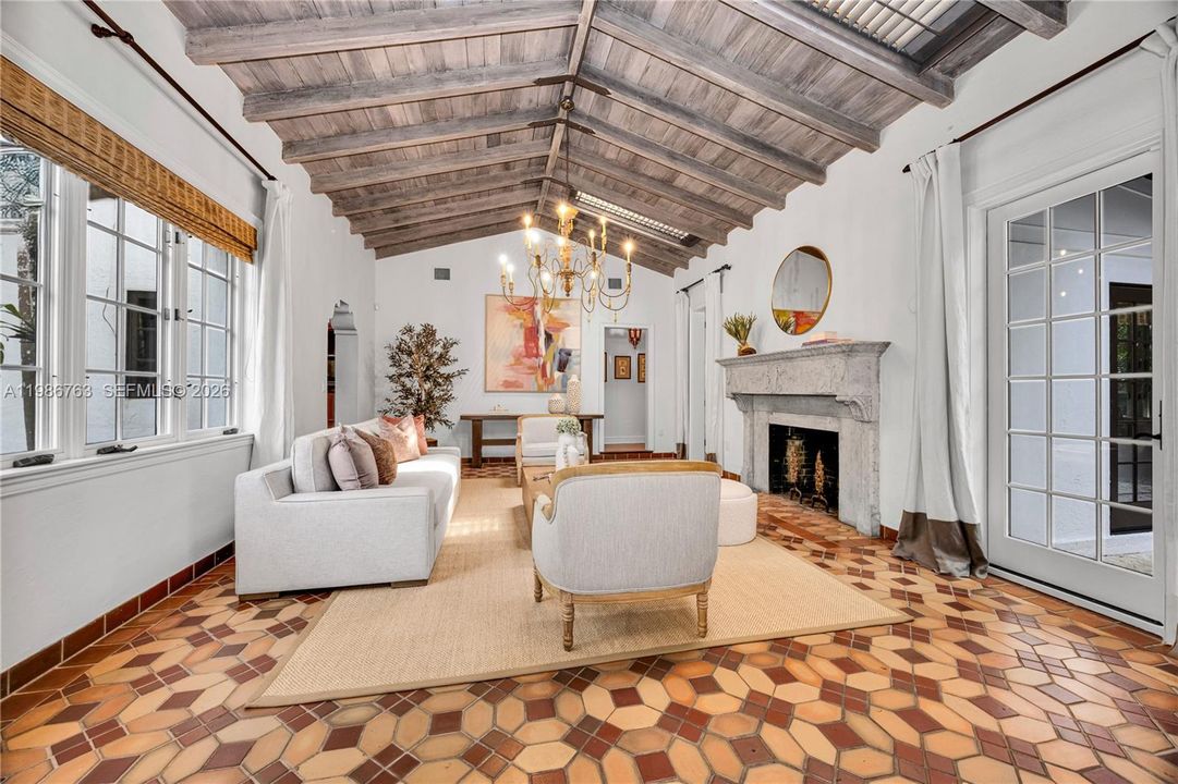 Recently Sold: $3,500,000 (4 beds, 3 baths, 2713 Square Feet)