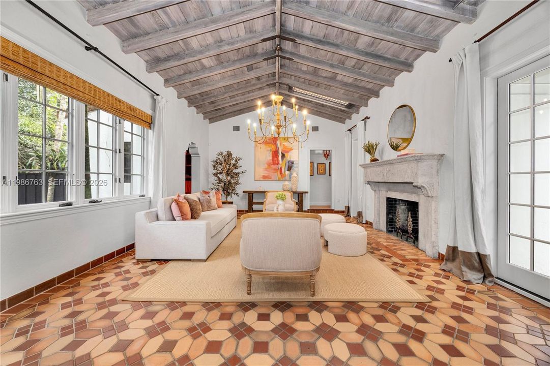Recently Sold: $3,500,000 (4 beds, 3 baths, 2713 Square Feet)