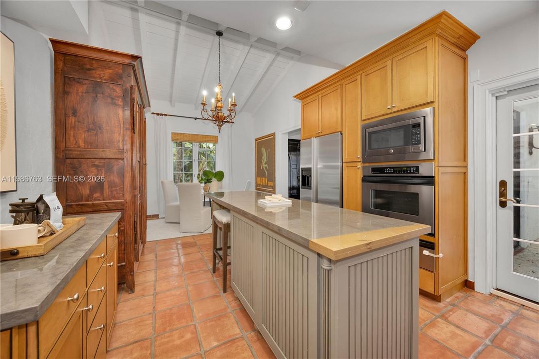 Recently Sold: $3,500,000 (4 beds, 3 baths, 2713 Square Feet)