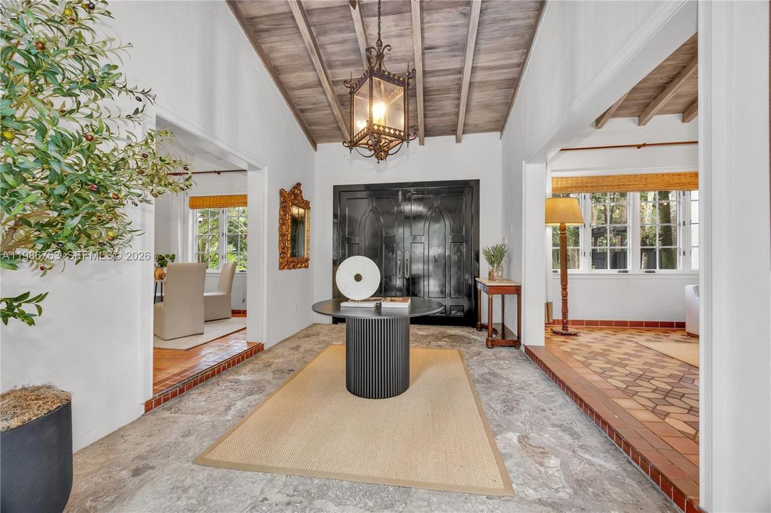Recently Sold: $3,500,000 (4 beds, 3 baths, 2713 Square Feet)