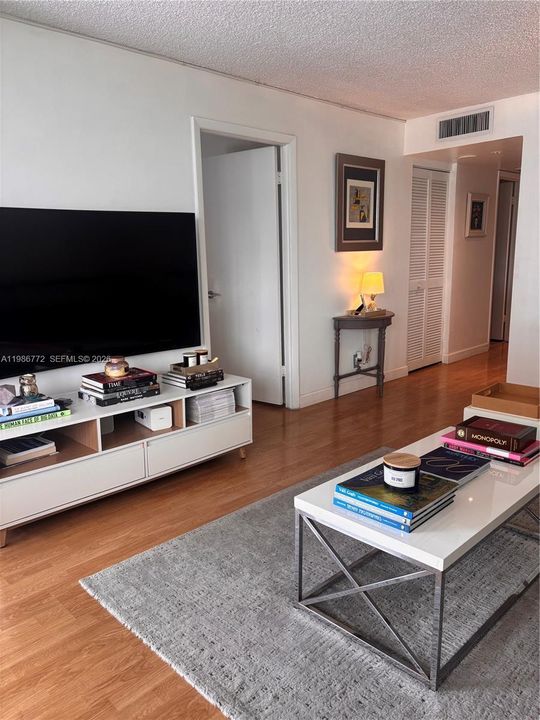 En Venta: $499,000 (1 camas, 1 baños, 873 Pies cuadrados)