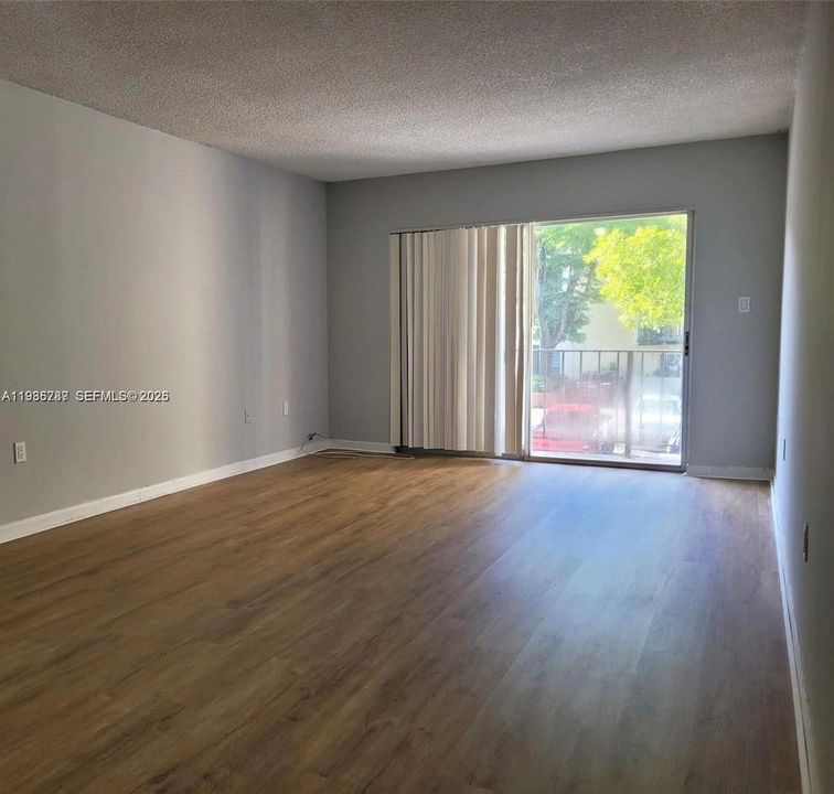 For Sale: $145,000 (1 beds, 1 baths, 816 Square Feet)