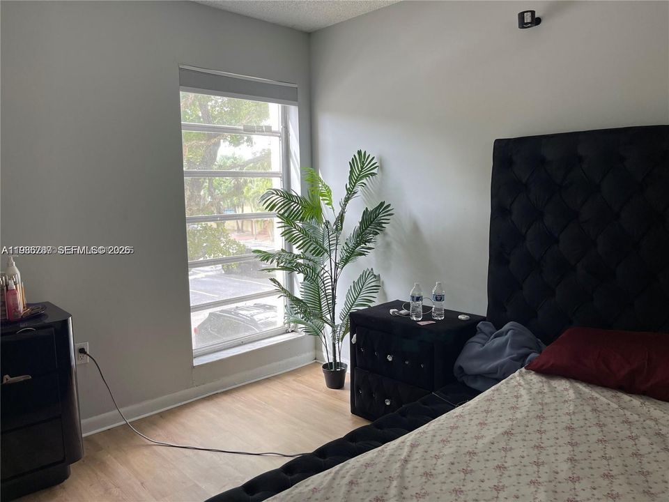 For Sale: $145,000 (1 beds, 1 baths, 816 Square Feet)