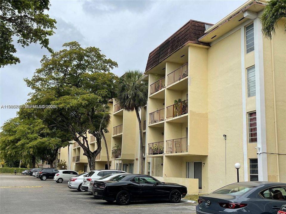 For Sale: $145,000 (1 beds, 1 baths, 816 Square Feet)