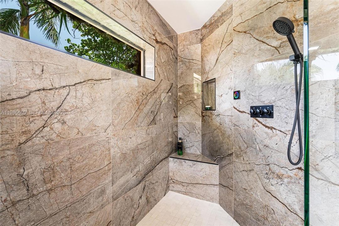 En Venta: $2,790,000 (5 camas, 4 baños, 3611 Pies cuadrados)