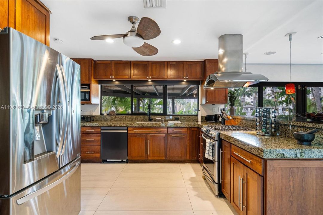 En Venta: $2,790,000 (5 camas, 4 baños, 3611 Pies cuadrados)
